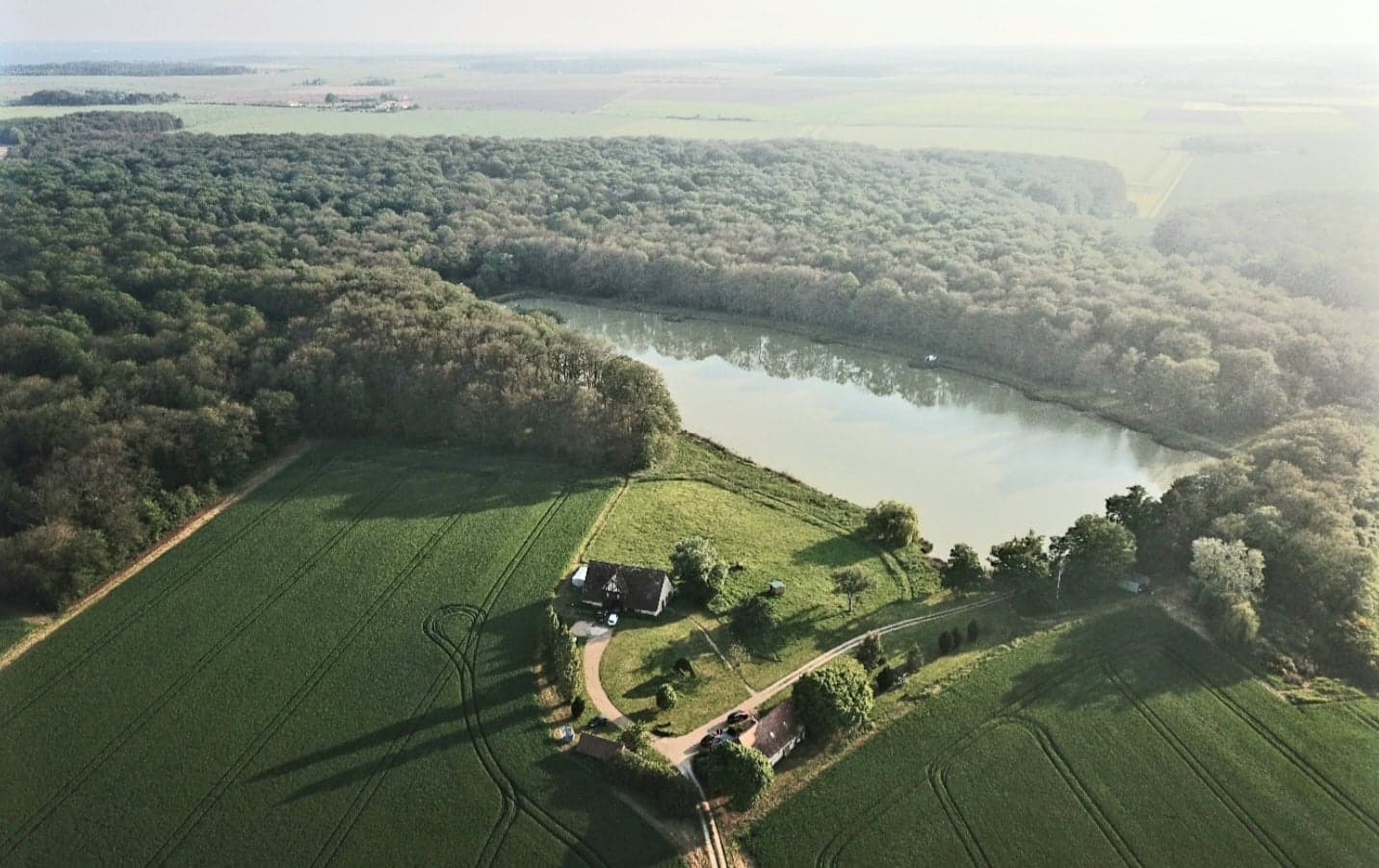 Magnifique étang de pêche avec gîtes au cœur de la Touraine 