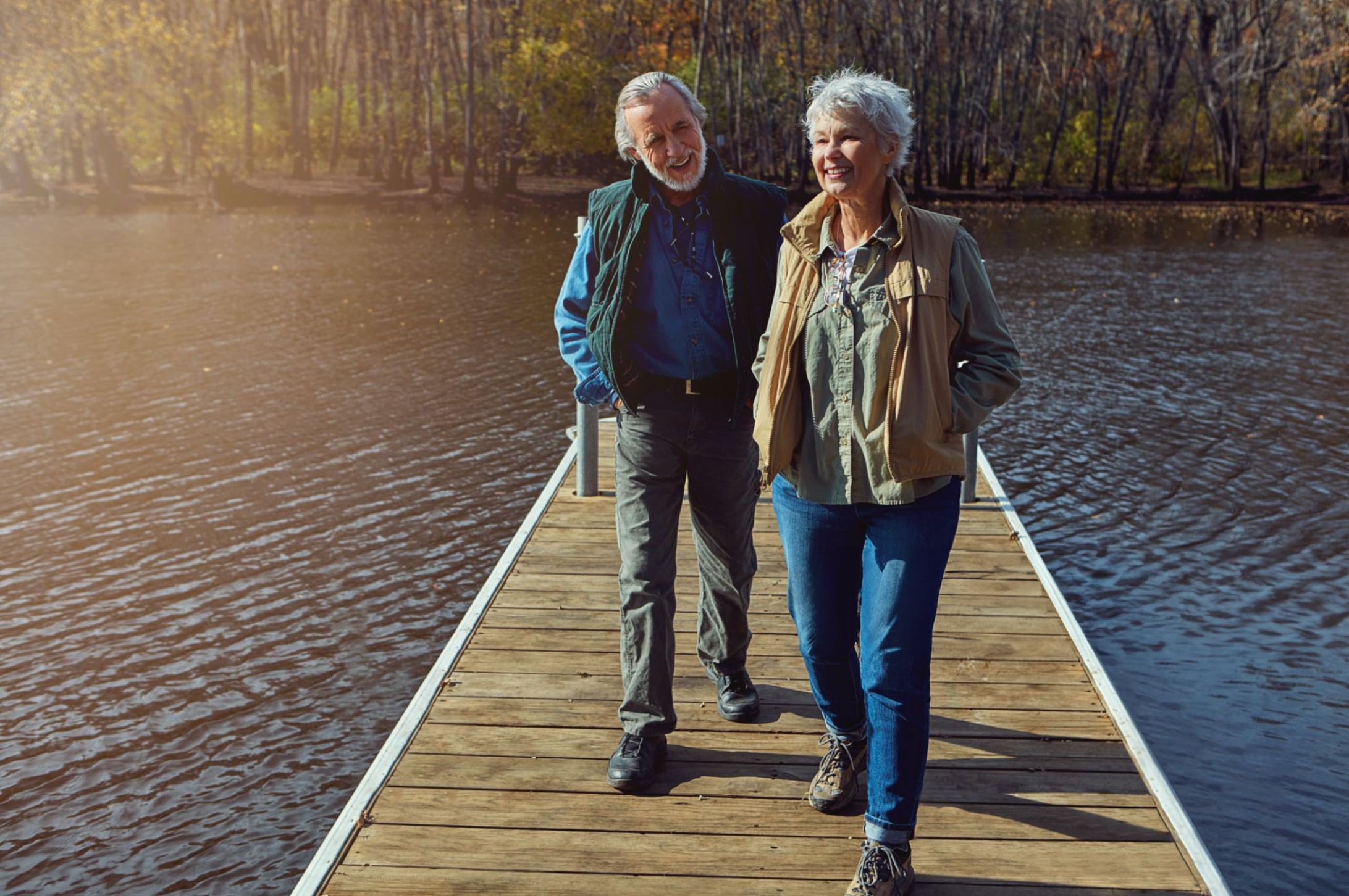 Image d'illustration représentant deux personnes sur un ponton au bord d'un lac