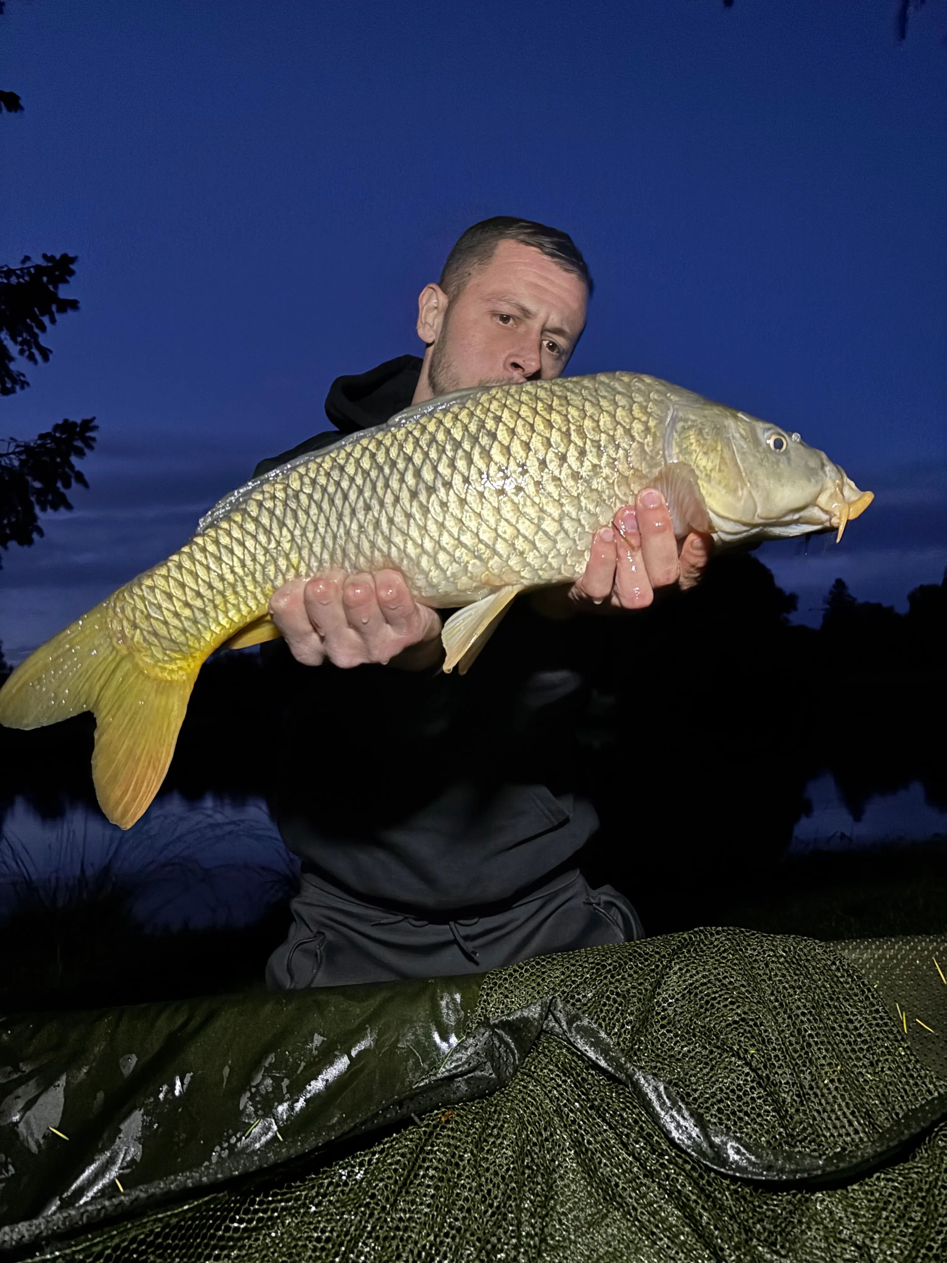 Etang au calme, pêche et détente avec terrain de pétanque