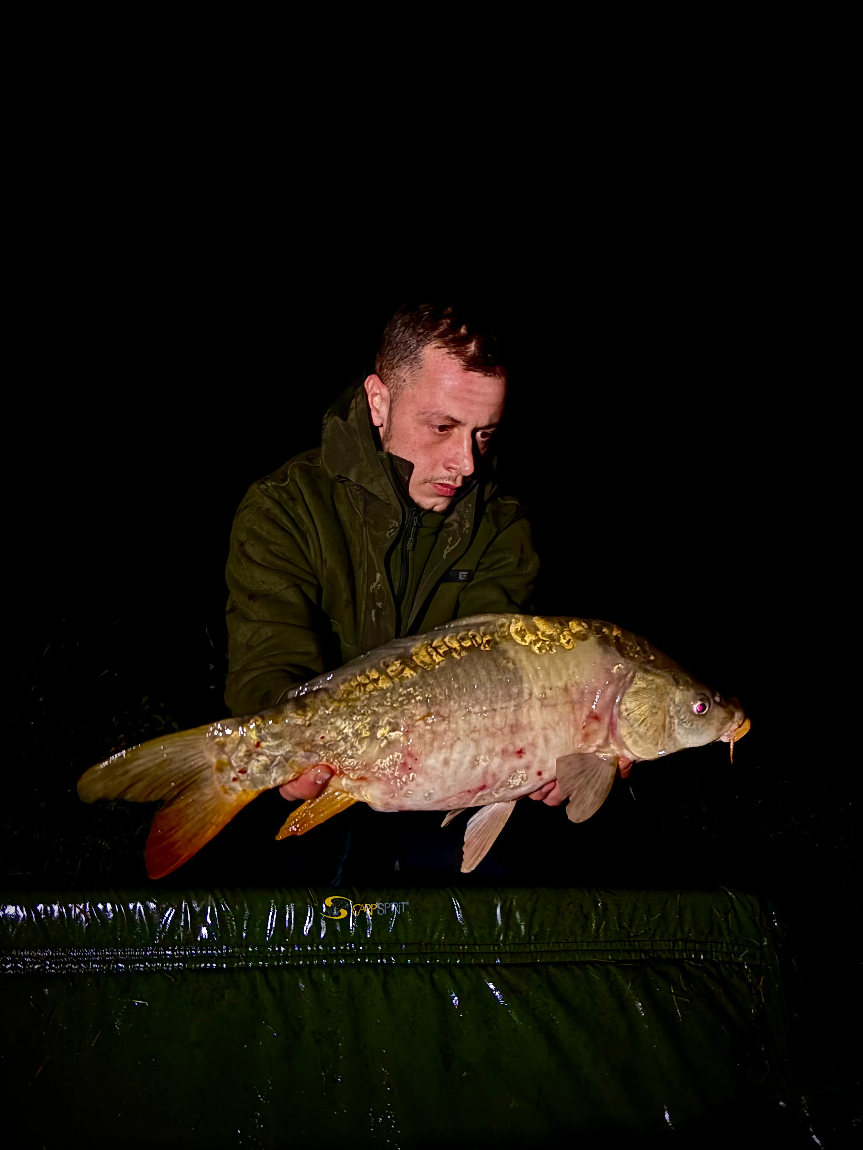 Etang au calme, pêche et détente avec terrain de pétanque