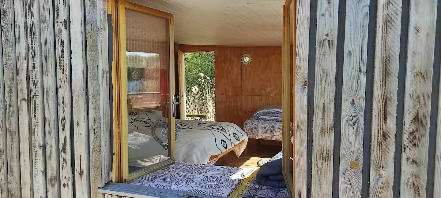 Cabane cosy en cabane au bord d’un lac