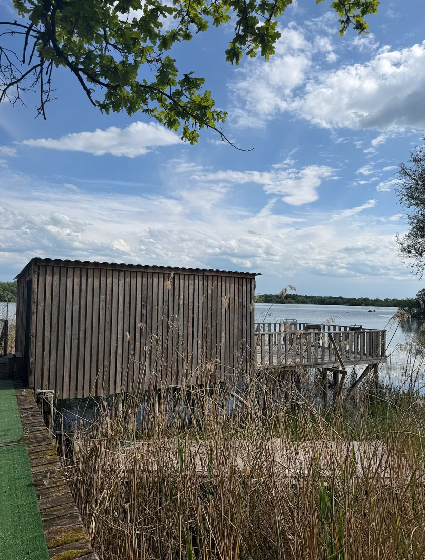 Cabane cosy en cabane au bord d’un lac