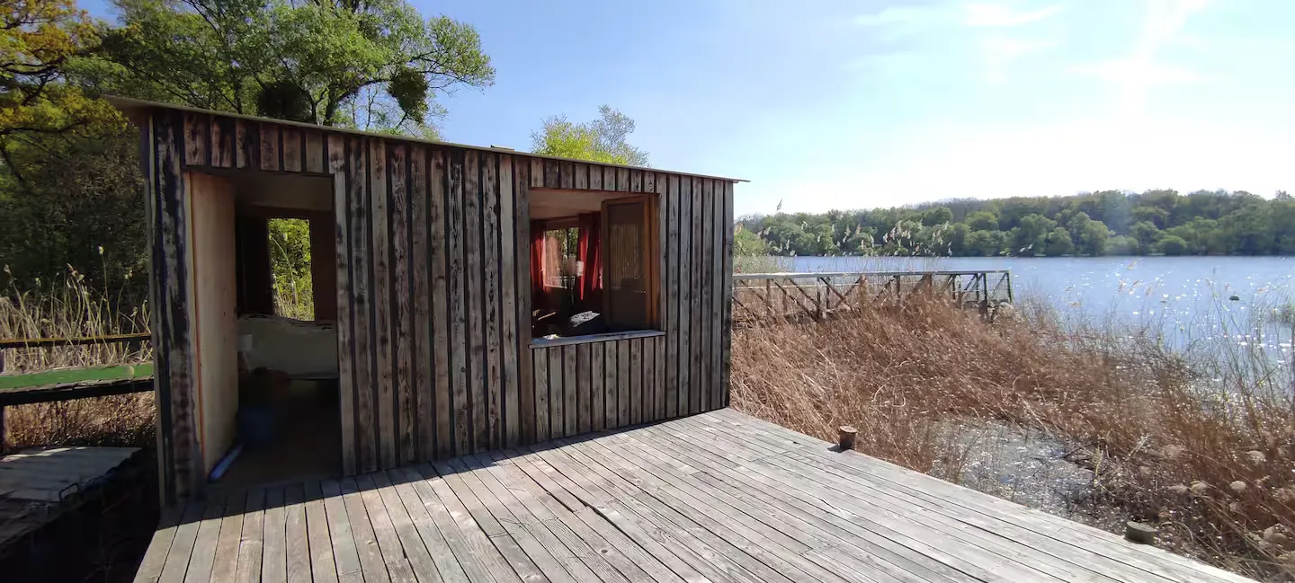 Cabane cosy en cabane au bord d’un lac