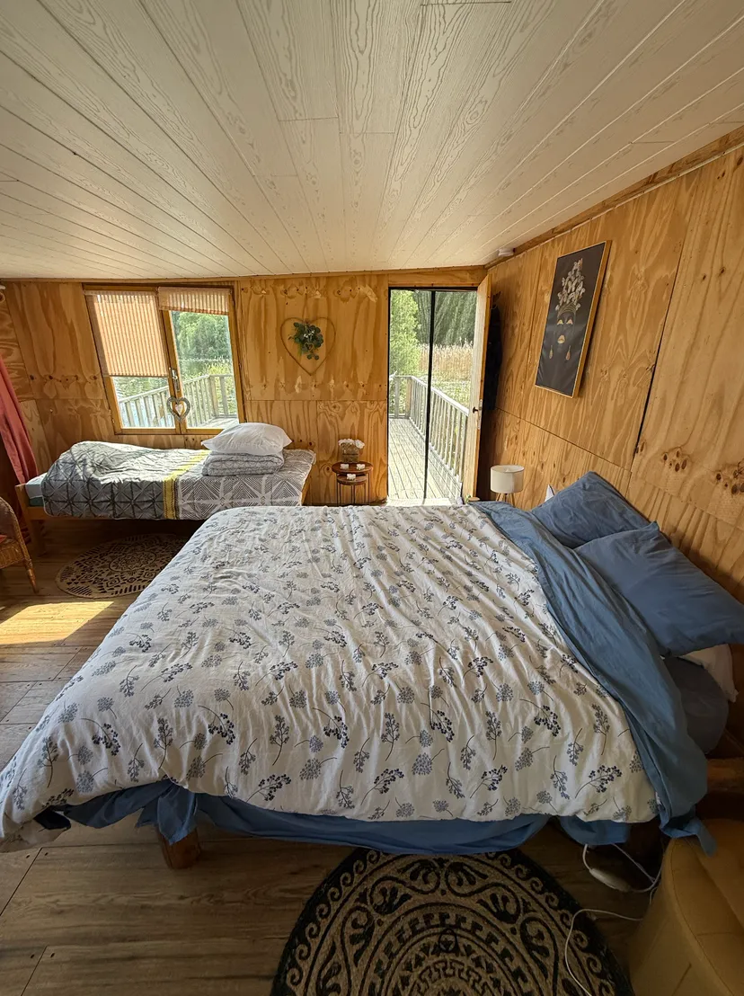 Cabane cosy en cabane au bord d’un lac