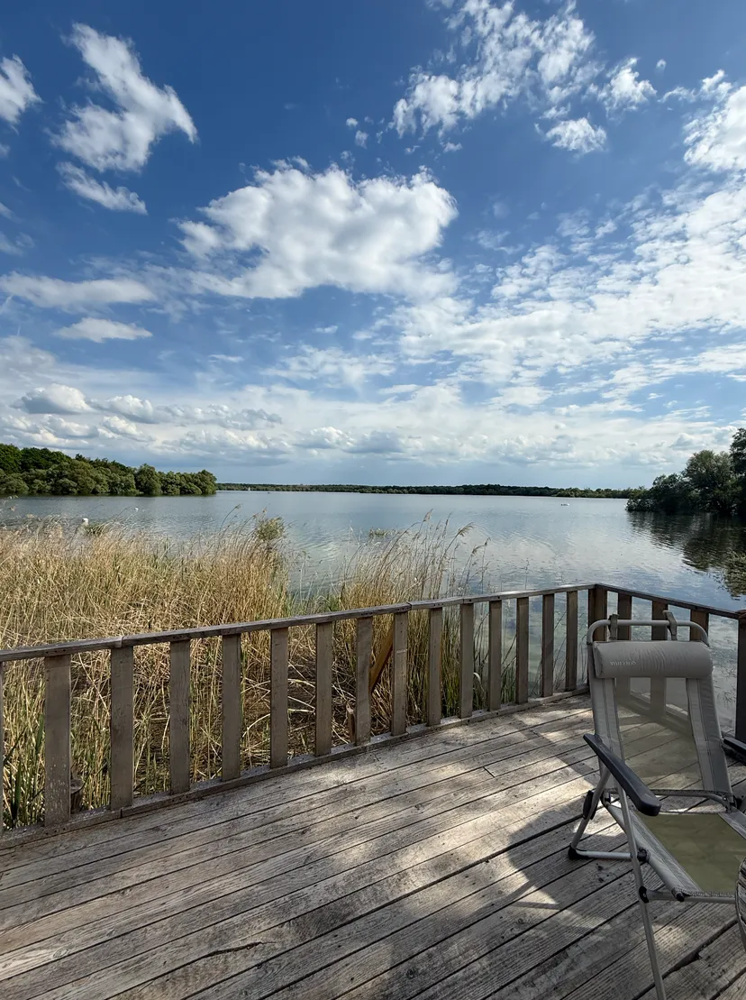 Cabane cosy en cabane au bord d’un lac