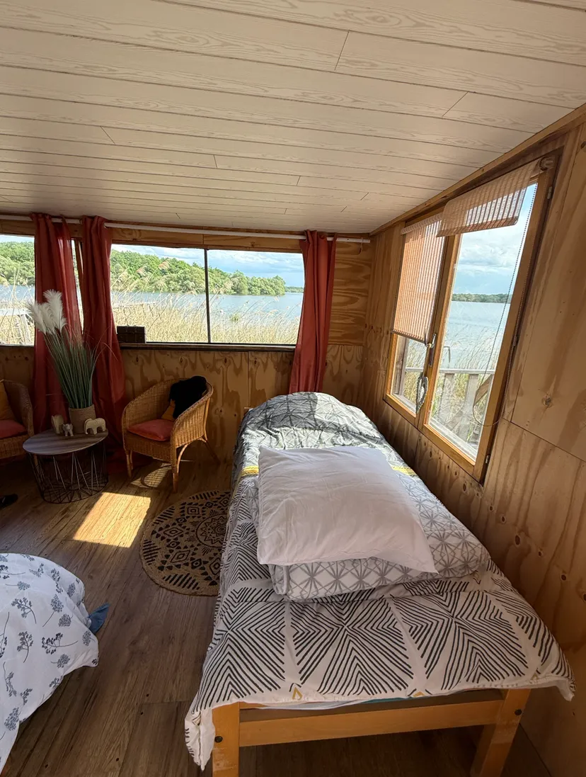 Cabane cosy en cabane au bord d’un lac