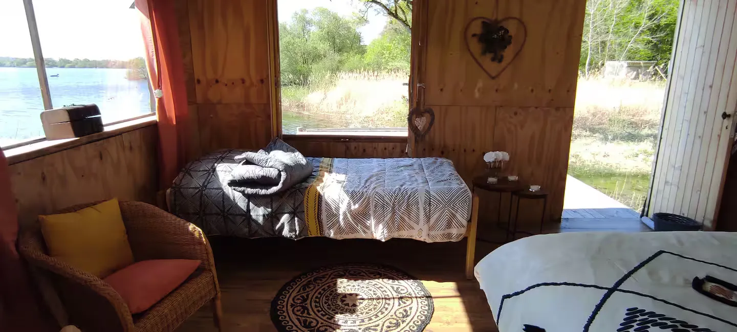 Cabane cosy en cabane au bord d’un lac