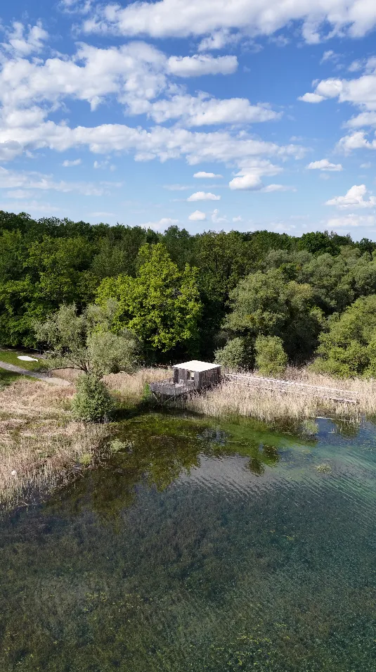 Cabane cosy en cabane au bord d’un lac