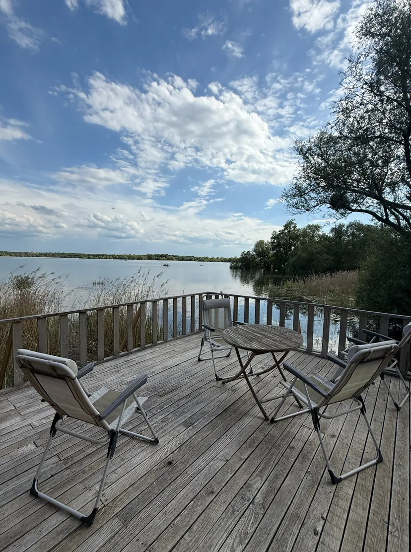 Cabane cosy en cabane au bord d’un lac