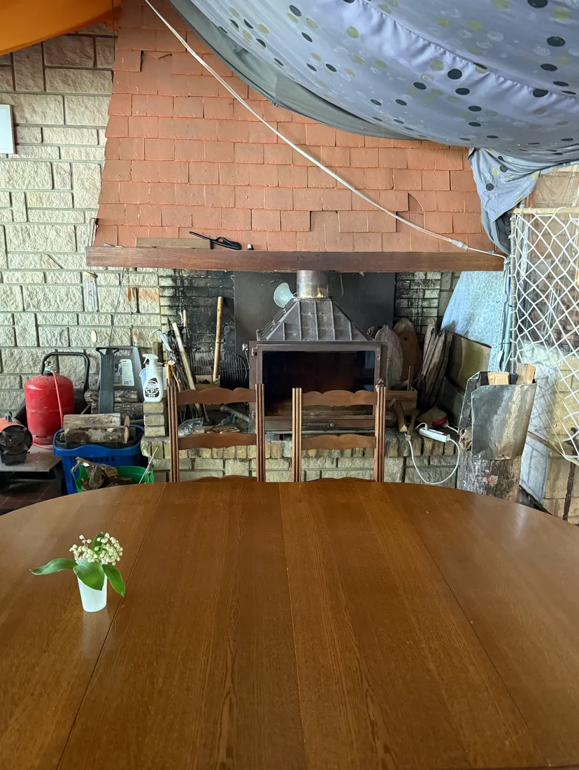 Cabane cosy en cabane au bord d’un lac