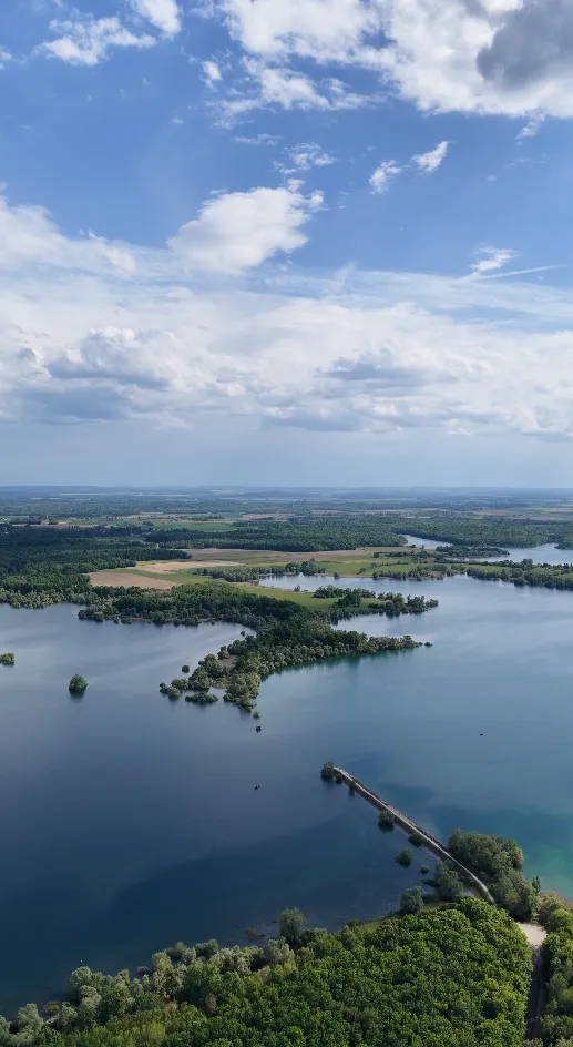 Cabane cosy en cabane au bord d’un lac