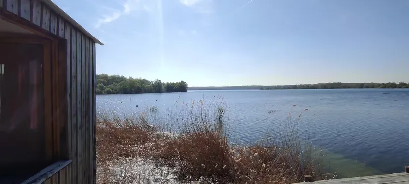 Cabane cosy en cabane au bord d’un lac