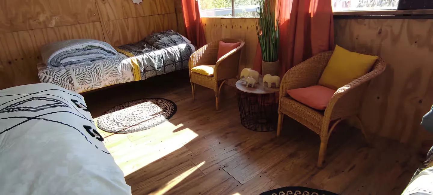 Cabane cosy en cabane au bord d’un lac