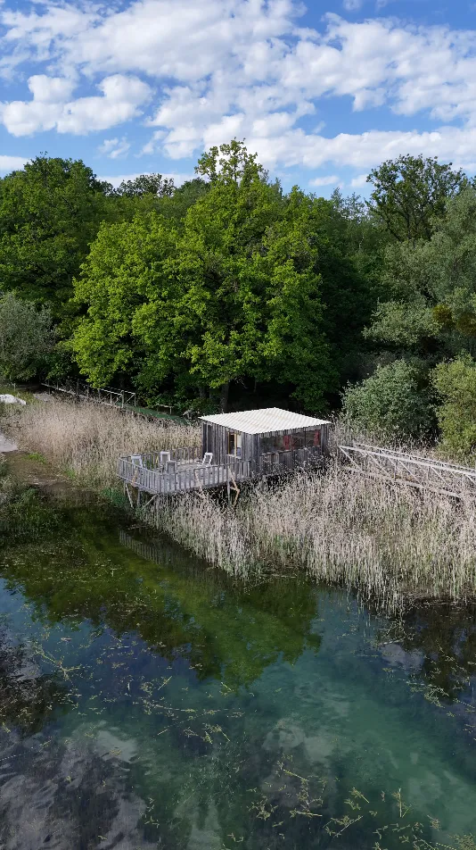 Cabane cosy en cabane au bord d’un lac