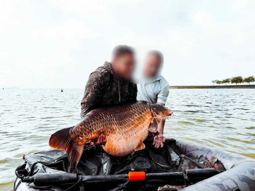 Yourte mongole traditionnelle au bord d’un lac en pleine nature