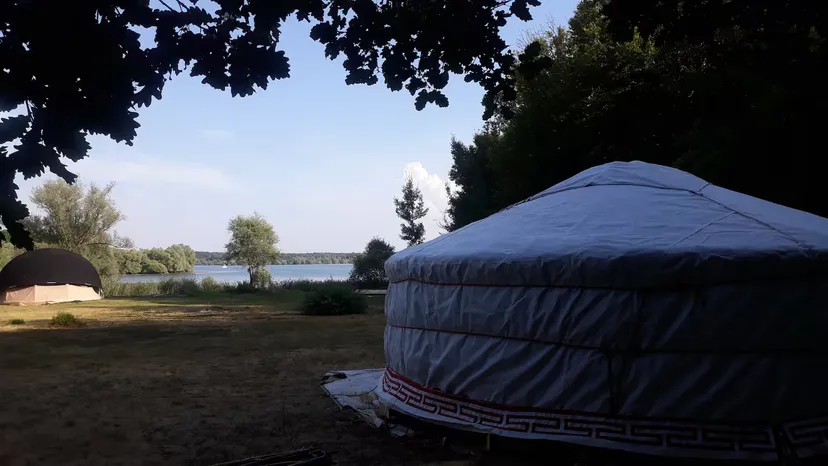 Yourte mongole traditionnelle au bord d’un lac en pleine nature