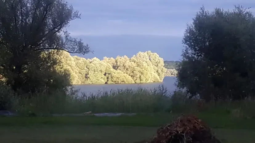 Yourte mongole traditionnelle au bord d’un lac en pleine nature