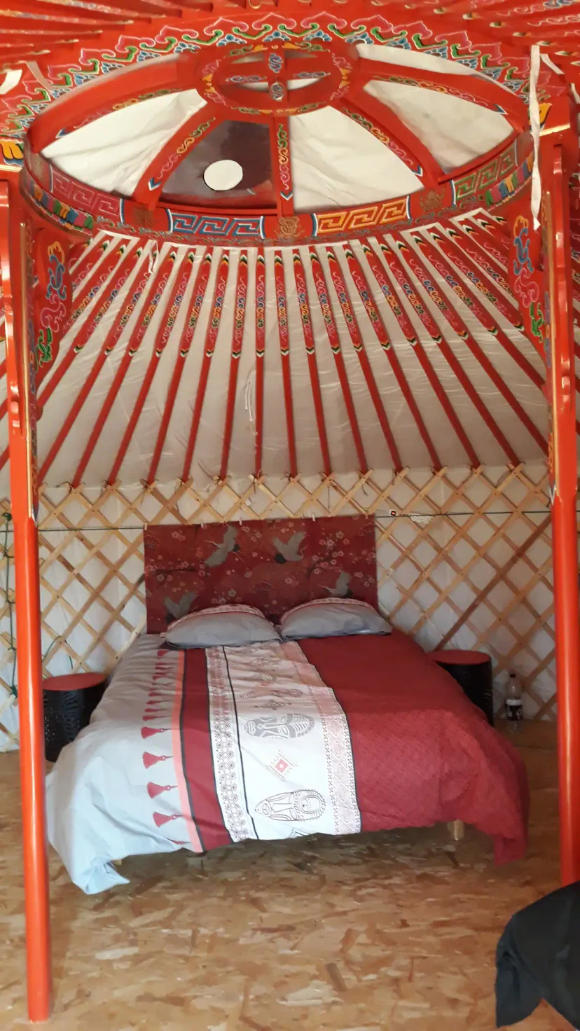 Yourte mongole traditionnelle au bord d’un lac en pleine nature