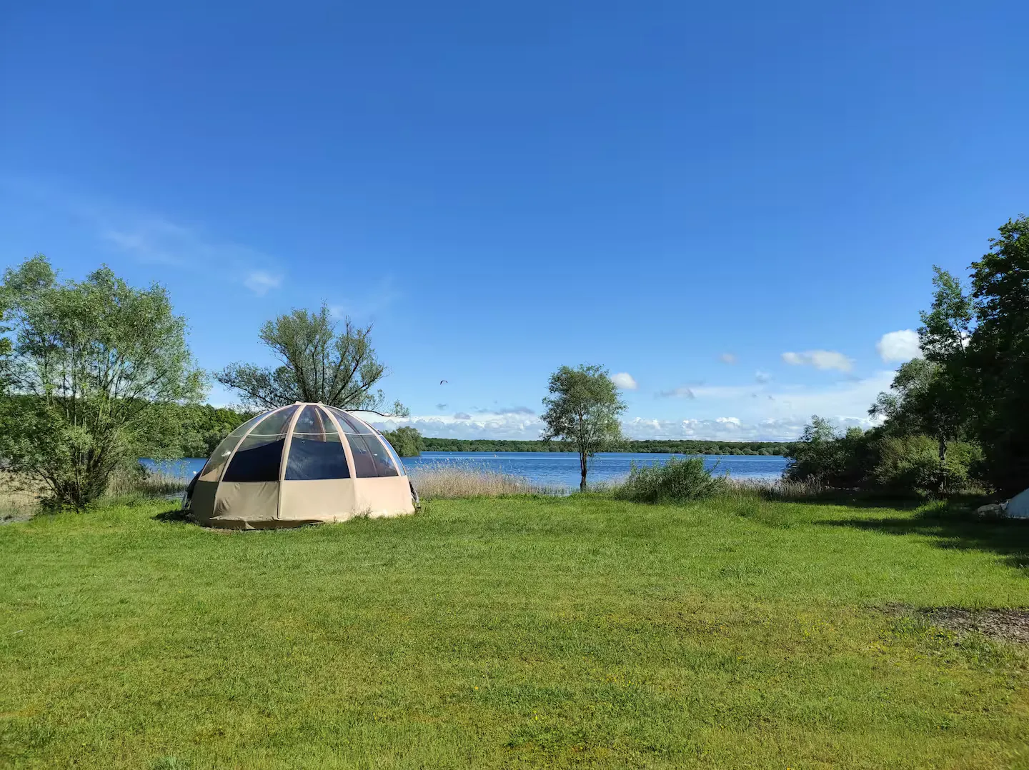 Hutte tout confort au bord d’un lac dans le Grand Est