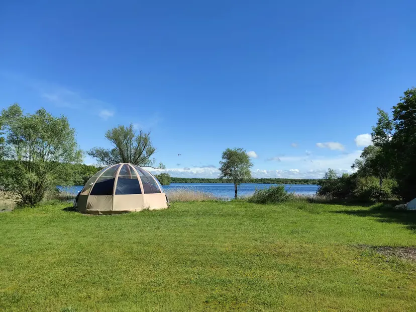 Hutte tout confort au bord d’un lac dans le Grand Est