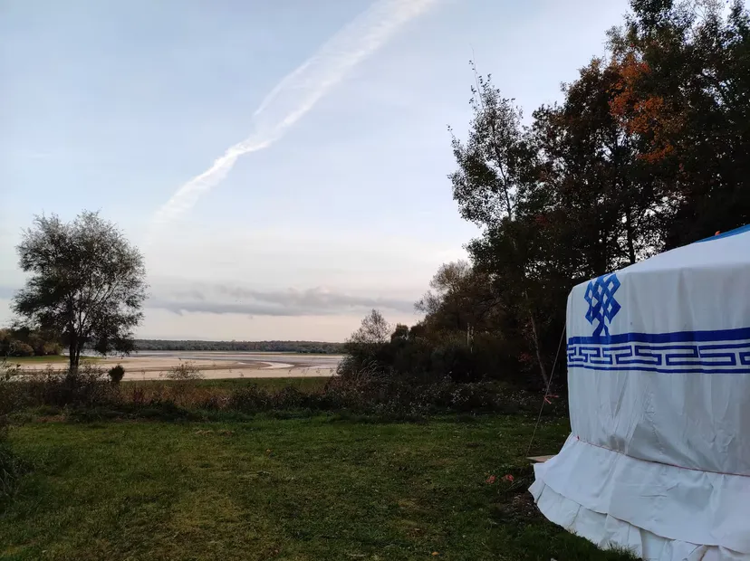 Yourte bambou avec terrasse au bord d’un lac du Grand Est