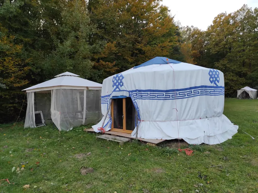 Yourte bambou avec terrasse au bord d’un lac du Grand Est