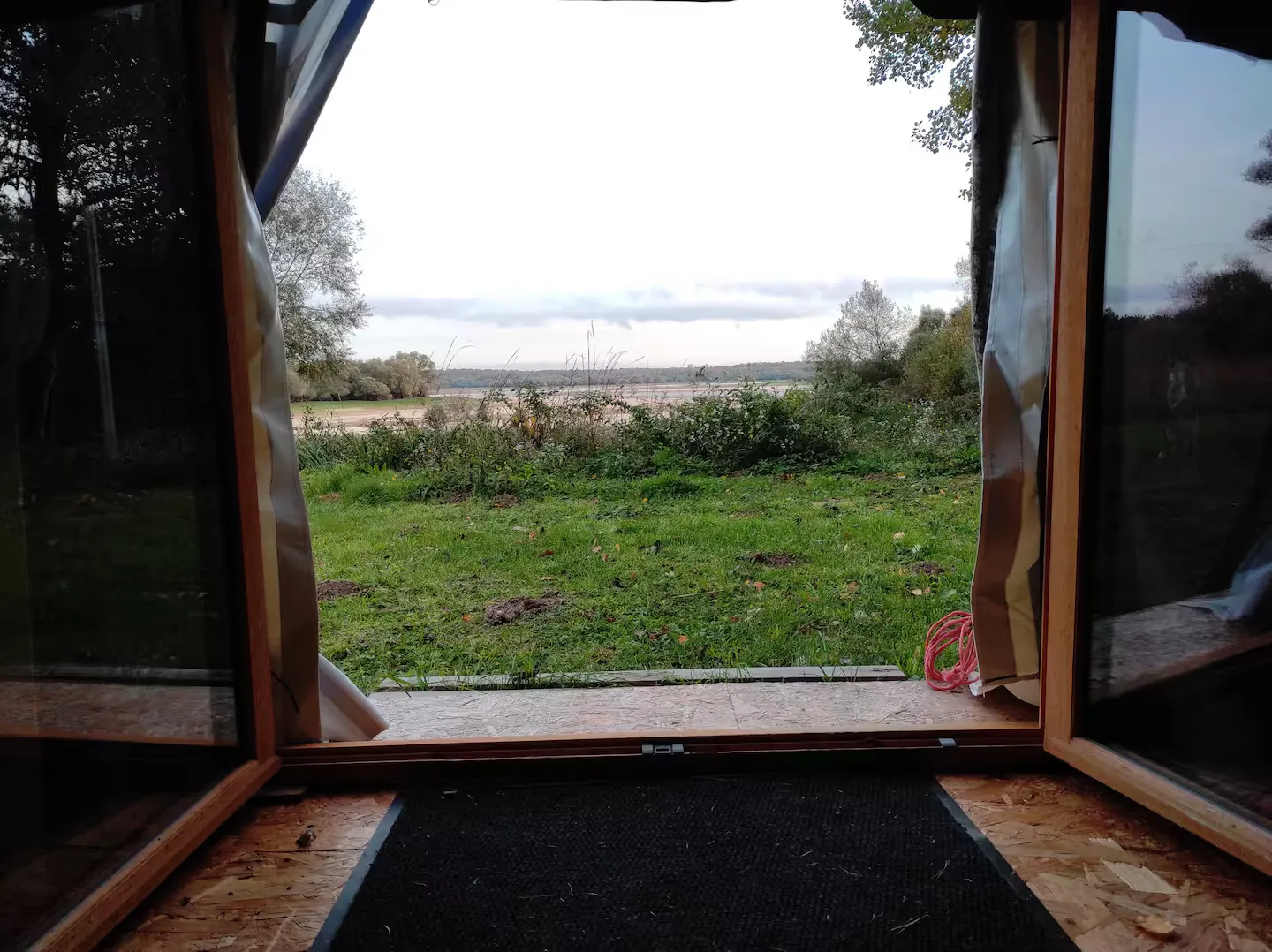 Yourte bambou avec terrasse au bord d’un lac du Grand Est