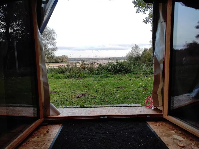 Yourte bambou avec terrasse au bord d’un lac du Grand Est