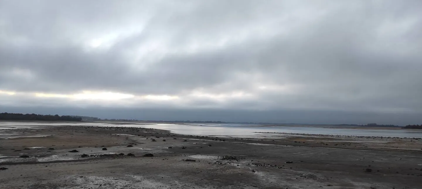 Yourte au bord d’un grand lac, idéale pour une parenthèse nature