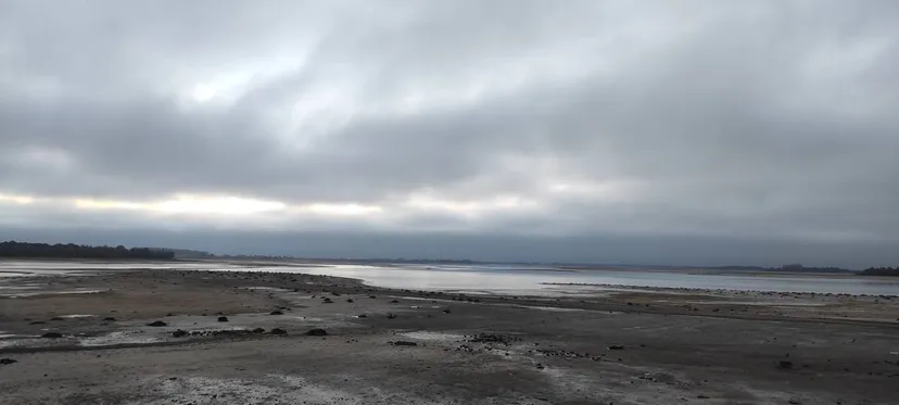 Yourte au bord d’un grand lac, idéale pour une parenthèse nature