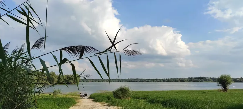 Yourte au bord d’un grand lac, idéale pour une parenthèse nature