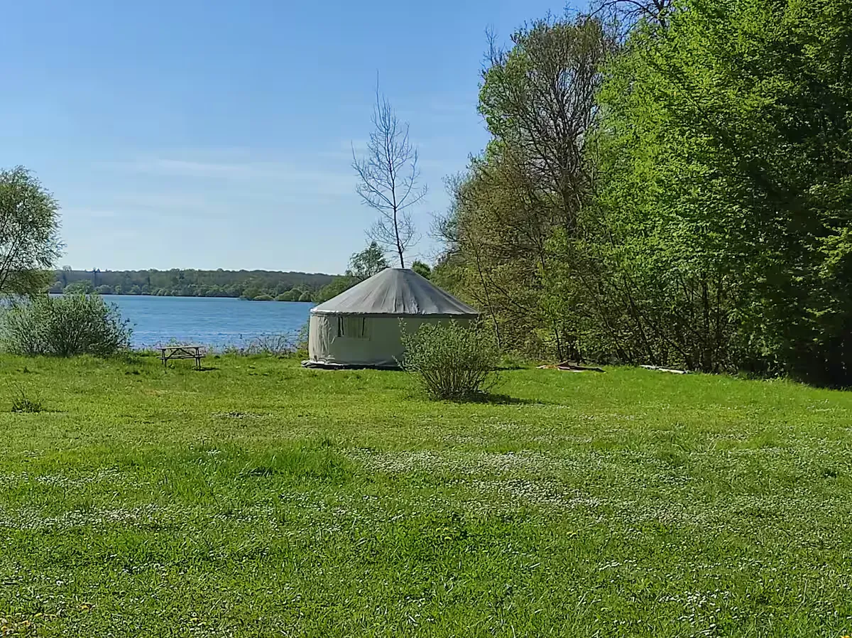 Yourte au bord d’un grand lac, idéale pour une parenthèse nature