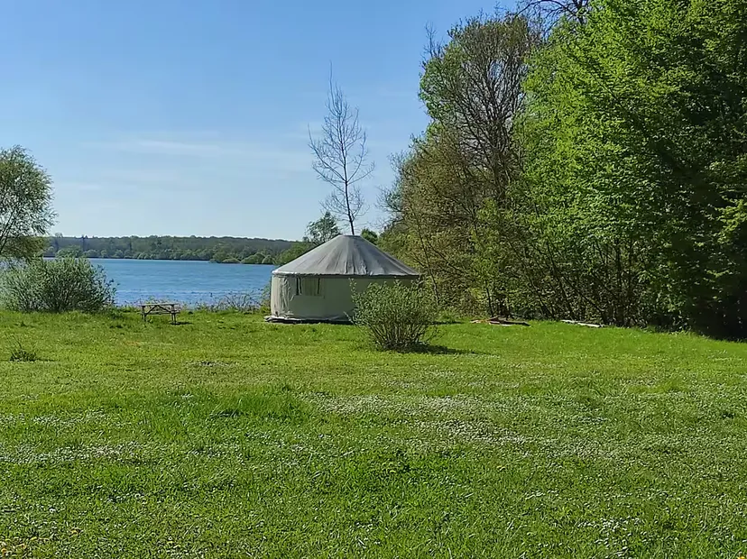 Yourte au bord d’un grand lac, idéale pour une parenthèse nature