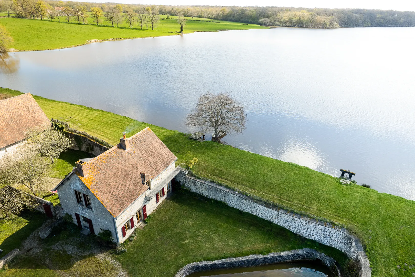 Pond of 39.54 ac; upscale cottage, nature, calm, beauty, serenity (7 beds)