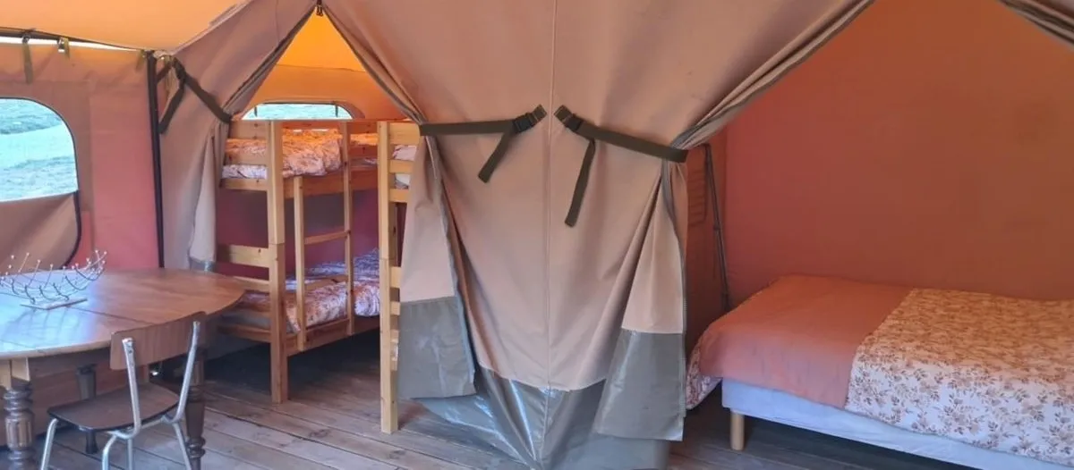 Tente lodge familiale avec accès direct à un étang privé