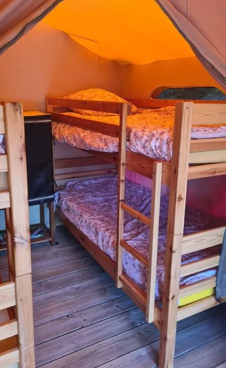 Tente lodge familiale avec accès direct à un étang privé