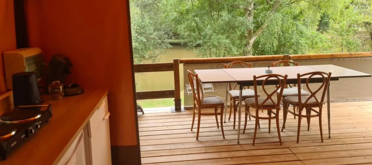 Tente lodge familiale avec accès direct à un étang privé