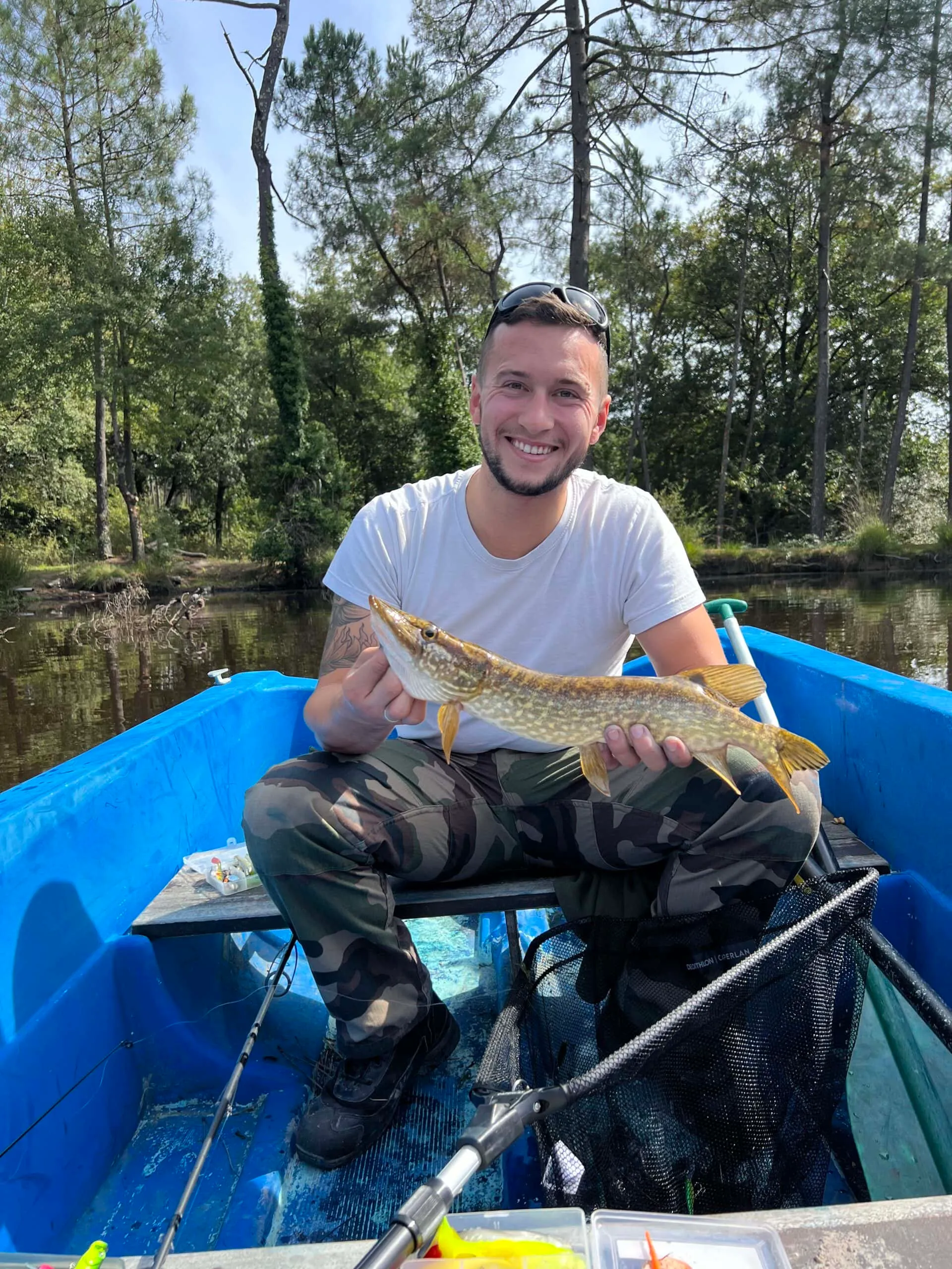 Etang tranquille au cœur d’une forêt de 30 hectares, clos.