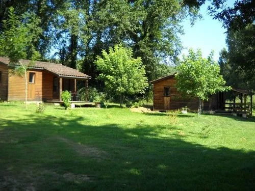 Chalets au bord d’un étangs au cœur du périgord