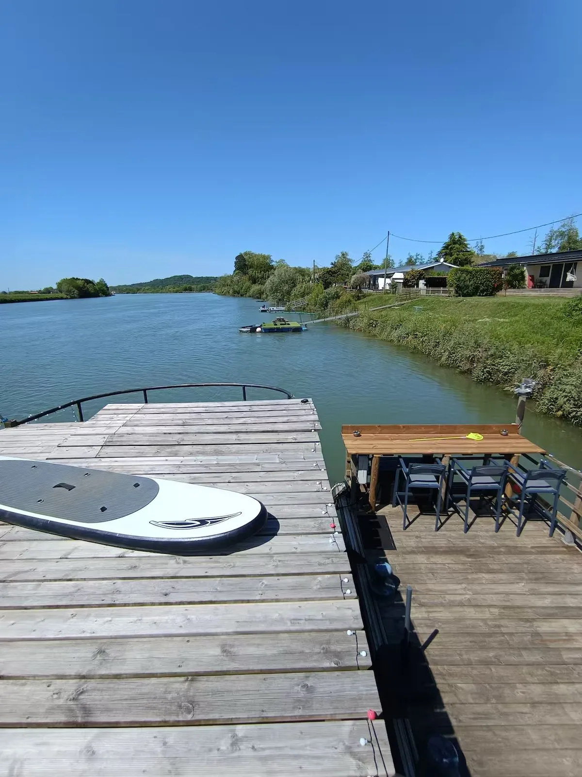 Péniche cosy avec terrasse et cinéma en plein air