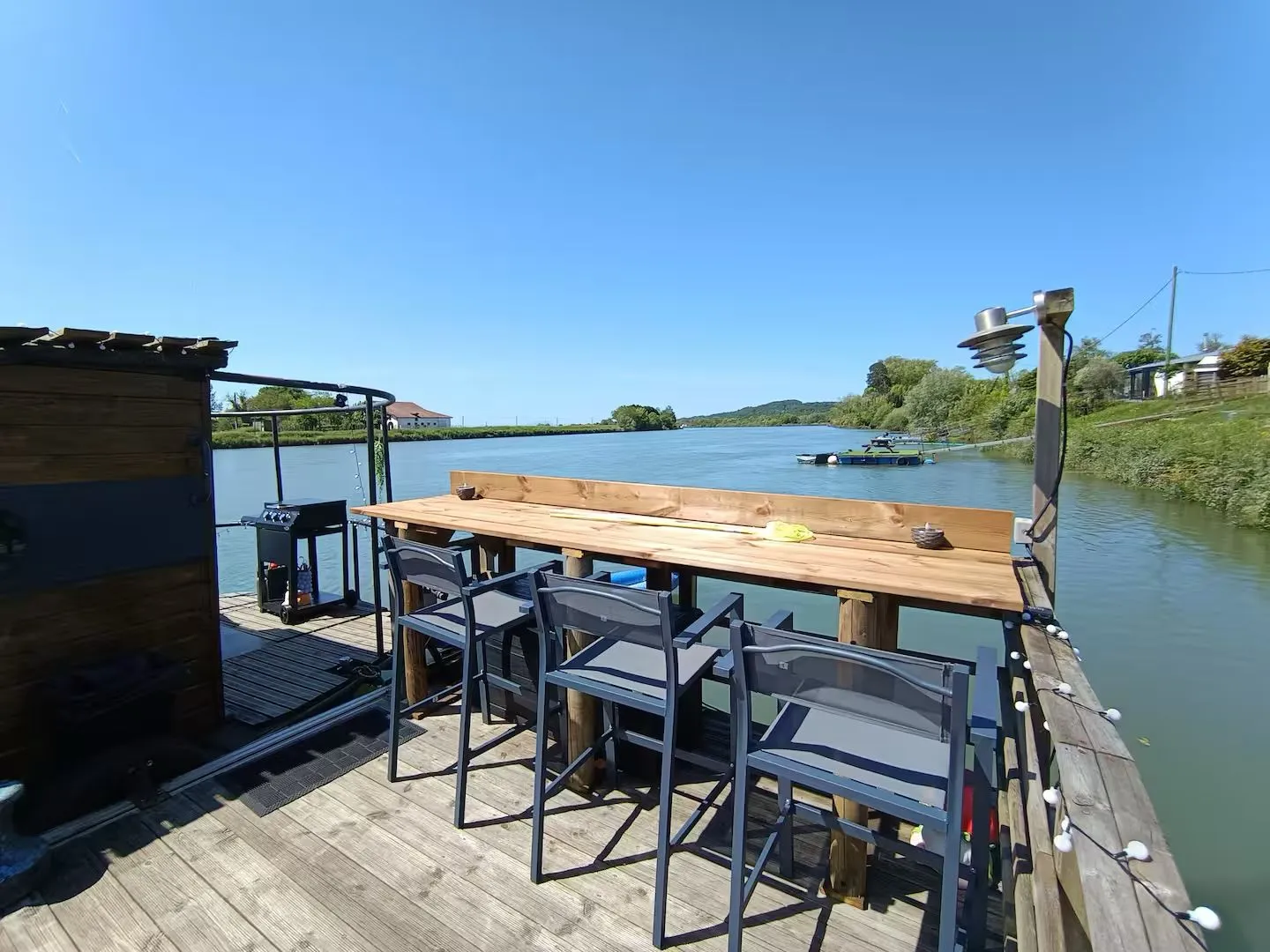Péniche cosy avec terrasse et cinéma en plein air