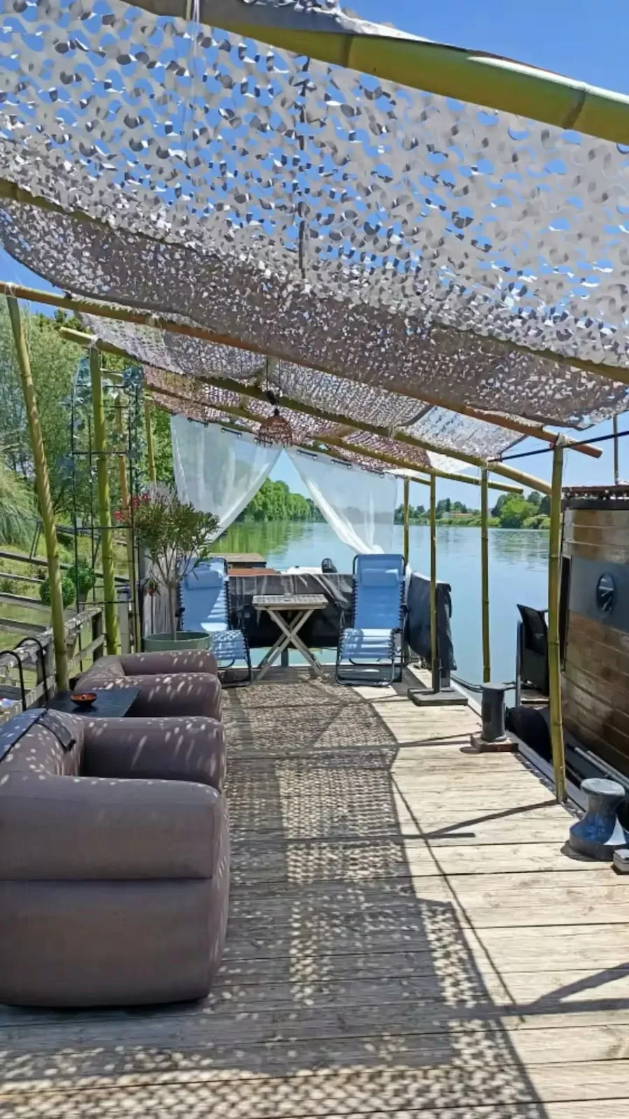 Péniche cosy avec terrasse et cinéma en plein air