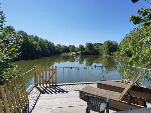 Tinyhouse avec une terrasse suspendue devant un étang de 1ha en Haute Vienne