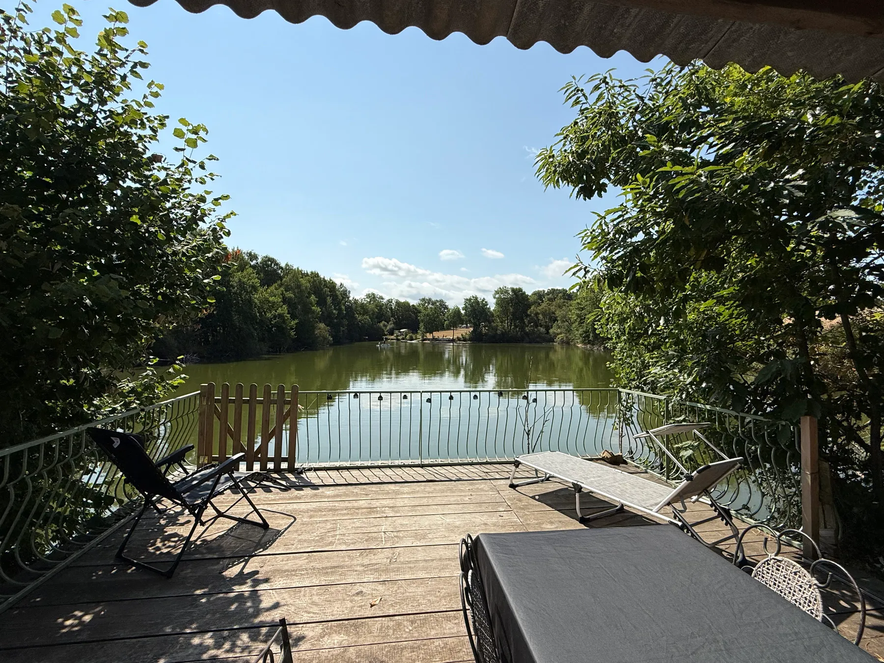 Gîte 4 personnes avec terrasse surplombant l’étang