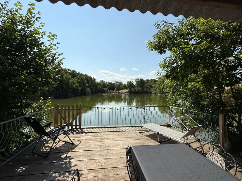 Tinyhouse avec une terrasse suspendue devant un étang de 1ha en Haute Vienne