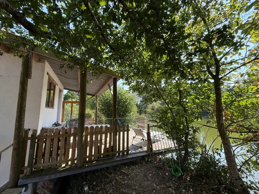 Tinyhouse avec une terrasse suspendue devant un étang de 1ha en Haute Vienne
