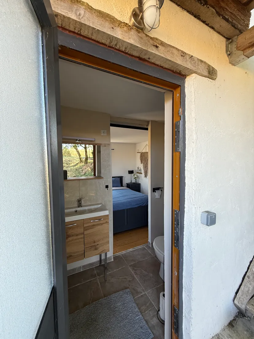Tinyhouse avec une terrasse suspendue devant un étang de 1ha en Haute Vienne