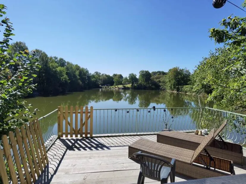 Tinyhouse avec une terrasse suspendue devant un étang de 1ha en Haute Vienne