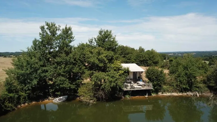 Tinyhouse avec une terrasse suspendue devant un étang de 1ha en Haute Vienne