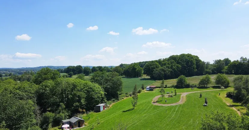 Tinyhouse avec une terrasse suspendue devant un étang de 1ha en Haute Vienne